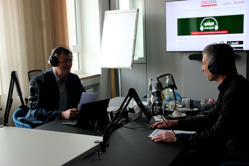 PROCESS-Chefredakteur Dr. Jörg Kempf im Gespräch mit Sebastian Oberbeck, Pfeiffer Vacuum ... (Bild: PROCESS / Stephan)