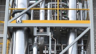 In dieser Anlage entsteht 5-Hydroxymethylfurfural aus Biomasse. Die Verbindung kann als Ausgangsstoff für viele Materialien fungieren. (Bild: Ava Biochem)