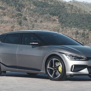 Mit e-Soul und e-Niro hat Kia bereits das E-Mobilitäts-Pflichtprogramm erfolgreich absolviert. Nun folgt der elektrische Verwandte des Hyundai Ioniq 5: Der EV6 – mit einem Hightech-Antrieb.(Bild:  Kia)