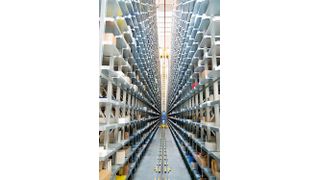 Das Hochregallager mit einer 55 m langen und 12 m hohen Gasse und bis zu 11000 Lagerplätzen bildet das Herzstück der Anlage. (Archiv: Vogel Business Media)