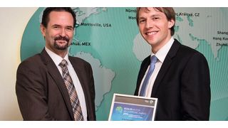 Preisübergabe im verganenen Jahr durch Dr.-Ing. Ralph Böhm, Vice President Research & Development der Bühler Motor (li.). Mit seiner Doktorarbeit zur „Regelung von Zwei-Generator-Bordnetzen und Wirkungsgradsteigerung der Leistungselektronik in Teillast“ überzeugte Dr.-Ing. Klaus Mühlbauer (re.) die Jury des Mechatronic-Award von Bühler Motor. (Bild: Bühler Motor)