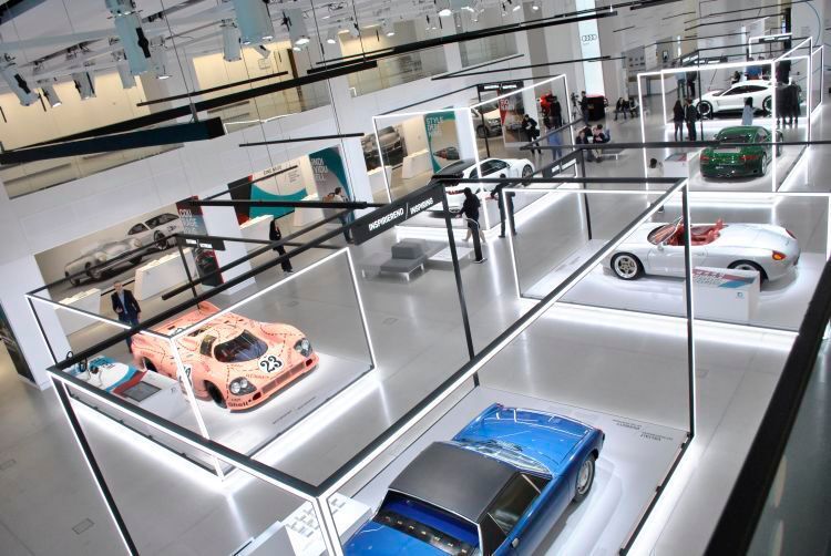 Von den Anfängen 1948 bis heute spannt sich der Bogen der ausgestellten Fahrzeuge. Wer etwas für die Marke Porsche übrig hat, sollte sich die kostenlose Ausstellung also nicht entgehen lassen. (Dominsky)