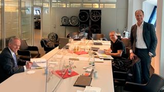 Insolvenzverwalter Thomas Oberle (von links) sowie KW-Geschäftsführer Klaus Wohlfarth und Unternehmer Mathias R. Albert bei der Vertragsunterzeichnung am BBS Stammsitz in Schiltach. (Bild: BBS.)