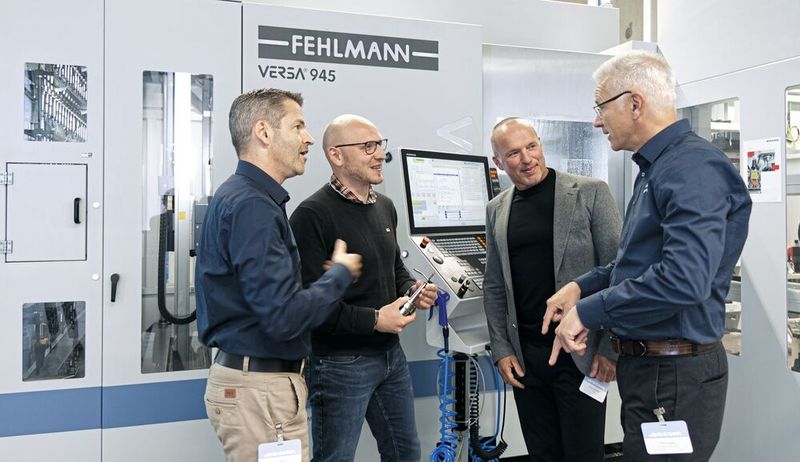 Escha, Fehlmann, Gibas und Evomecs arbeiteten von Anfang an eng zusammen, um die technischen, organisatorischen und digitalen Anforderungen optimal aufeinander abzustimmen. V. l. n. r.: Alain Strebel (Verkaufsleiter Nord-Europa, Fehlmann), Benjamin Unruh (Projektmanager, Escha), Enrico Akkerman (CCO, Gibas) und Peter Potjans (Fehlmann). (Bild: Fehlmann)