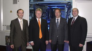 Dr. Dietrich Hunold, Geschäftsführer Battenfeld Kunststoffmaschinen (2.v.r.), Bernhard Zöhling, Entwicklung (r.) sowie von B&R Walter Burgstaller, Key Account Manager (l.) und Hermann Obermair, Vertriebschef B&R Österreich (2.v.l.) (Archiv: Vogel Business Media)