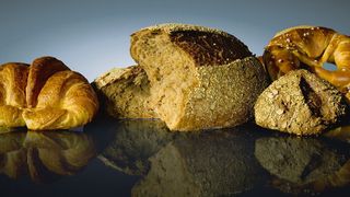 Um jederzeit ofenwarme Brötchen anbieten zu können, werden Backwaren und Teiglinge mit einem Gefriersystem tiefgefroren, beispielsweise dem Spiralfroster Arctic a10 von Heinen Freezing. (Bild: SEW-Eurodrive)