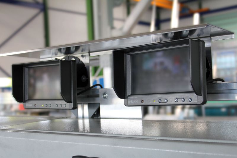 Dank Kamerasystem und Monitorüberwachung (oben auf der Bühne und unten) ist höchste Sicherheit garantiert und der Ein-Mann-Betrieb möglich. (Bild: Günzburger Steigtechnik)