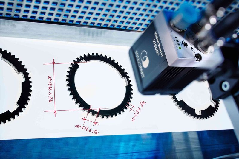 Einfach zu bedienende Bildverarbeitungswerkzeuge, etwa der neue Messschieberdetektor im Visor Vision-Sensor, machen die Einbindung in die entsprechende Anlagenumgebung sehr einfach. (Sensopart)