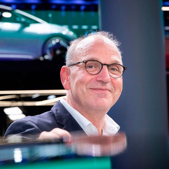 Vertriebsvorstand Jürgen Stackmann will, dass der ID 3 vom Start weg Volkswagen-Standards genügt.(Bild:  Volkswagen)