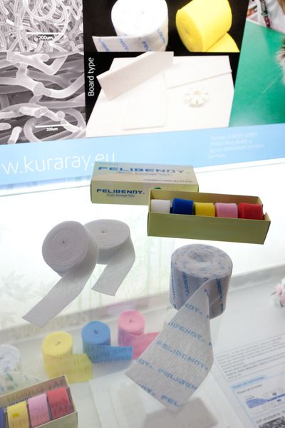 Auch klassische Medizintechnikanwendungen zeigt die Techtextil: hier ein weicher, elastischer und selbstklebender Polyesterverband.  (Jean-Luc Valentin)