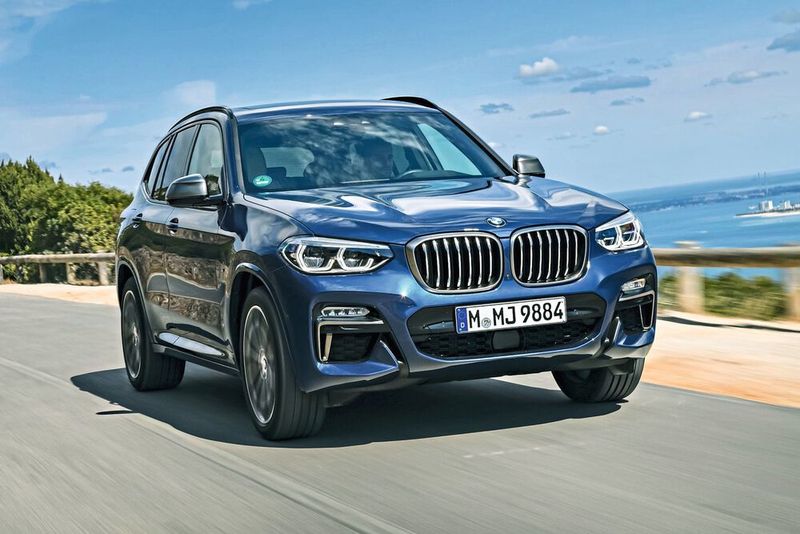 Der X3 agiert optisch äußerst zurückhaltend, selbst der Unterschied zur vorherigen Generation fällt auf den ersten Blick kaum auf. (BMW)