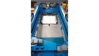Hier ist im Bild das Fahrgerüst für den Einzel- oder Doppelabschieber zu sehen. Die Lagengröße bis 1500 x 1300 Millimeter kann vorbereitet und zum Ablegetisch abgeschoben werden.  (Bild: Beumer)