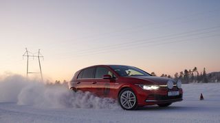 Die Leistung auf Schnee ist für moderne Winterreifen nur noch ein Testkriterium unter vielen. Nicht weniger wichtig sind etwa gute Nässeeigenschaften und geringer Rollwiderstand. (Bild: ADAC)