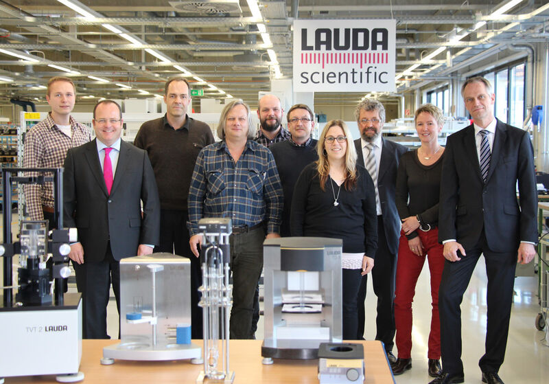 Die Geschäftsführung mit Dr. Gunther Wobser (zweiter von links) und Dr. Ulf Reinhardt (erster von rechts) freuen sich mit dem Team der Lauda Scientific GmbH über die neue Marke. (Bild: Lauda)