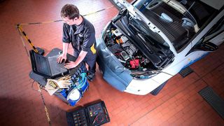 Um künftig an Fahrzeugen arbeiten zu können, muss der Zugang zu den Fahrzeugdaten auch Dritten möglich bleiben. Diese Position vertritt der ZDH und kritisiert das EU-Parlament. (Bild: ZDK)