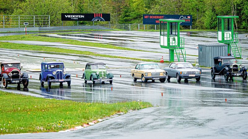 Trotz des typischen Eifelwetters standen während des Trainings der Oldies regelmäßig Zaungäste an der Strecke und zückten eifrig ihre Handys. Selbst die Fraktion der Porsche- und Audi-RS-Fahrer war angeblich nachhaltig beeindruckt. (Bild: Thommy Mardo)