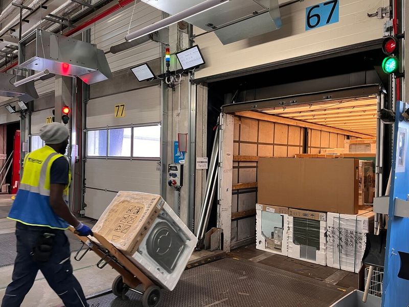 Sobald ein LKW beladen ist, muss eine Führungskraft die Freigabe erteilen. Dank WeASSIST kann der Mitarbeitende per Knopfdruck Unterstützung anfordern und muss nicht umherlaufen.  (Bild: Werma)