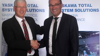 Norbert Gauß (rechts) verantwortet seit 1. September 2016 als Präsident & Division Direktor die Geschäfte der Drives & Motion Division für die Region EMEA. In dieser Funktion berichtet er direkt an Manfred Stern (links), Präsident & CEO von Yaskawa Europe. (Yaskawa)