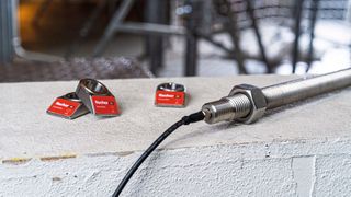 Die sensorintegrierten Befestigungsprodukte Sensor Anchor und Sensor Disc sollen zeit-und ressourcensparend Auskunft darüber geben, welche anliegenden Kräfte aktuell in Befestigungen vorherrschen. (Bild: Fischerwerke GmbH & Co. KG)