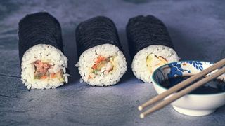Sushi-Blätter sind laut dem Bundesamt für Verbraucherschutz und Lebensmittelsicherheit (BVL) häufig mit Schadstoffen belastet. Auch Jodgehalt sei oft zu hoch.  (©lleandralacuerva - stock.adobe.com)