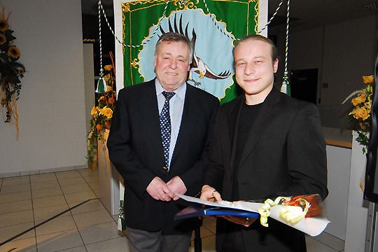 Wolfgang Seifert (li.), Obermeister Innung Region Dresden, zeichnet Robby Rößler, Mechatroniker mit Schwerpunkt Motorradtechnik aus. (Archiv: Vogel Business Media)