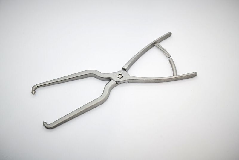 Medizinische Zange aus Edelstahl 1.4542 / 17-4PH, designt vom Team des Swiss m4m Center und gedruckt auf der Truprint 2000 von Trumpf.   (Benedikt Schnermann/Trumpf)