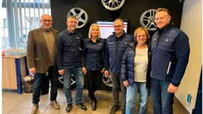 Übergabe in Wuppertal: (v. l. n. r.) Premio-Gebietsmanager Wolfgang Pfeil, Björn Kuhfuß, Vaiva Kuhfuß, Thomas Schmerl, Angelika Schmerl und Premio-Gebietsmanager Karsten Stolze (Bild: Premio Reifen + Autoservice)