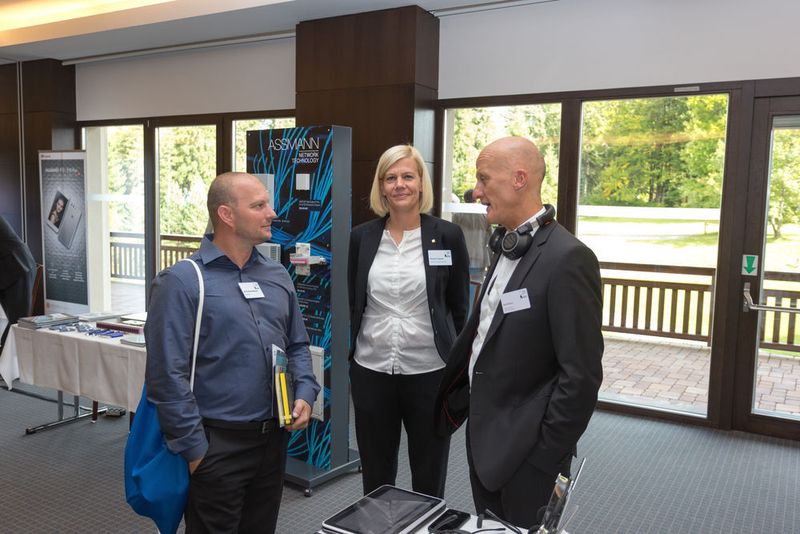 Andy Gremmelmaier (Systel GmbH), Mandy Claußner (Aetka) und Rolf Deck (Plantronics) im intensiven Erfahrungsaustausch. (Komsa)