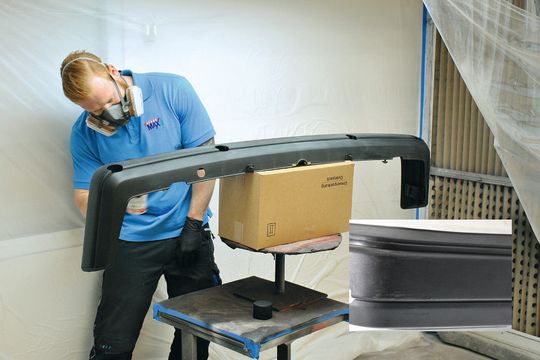 Was tun, wenn ein Bauteil aus Kunststoff beschädigt wurde, das nicht lackiert ist, sondern in nacktem Grau oder Schwarz daherkommt? Klare Antwort: Mithilfe eines speziellen Struktur- und/oder Kunststoffsprays kostengünstig reparieren.(Bild:  Dominsky)