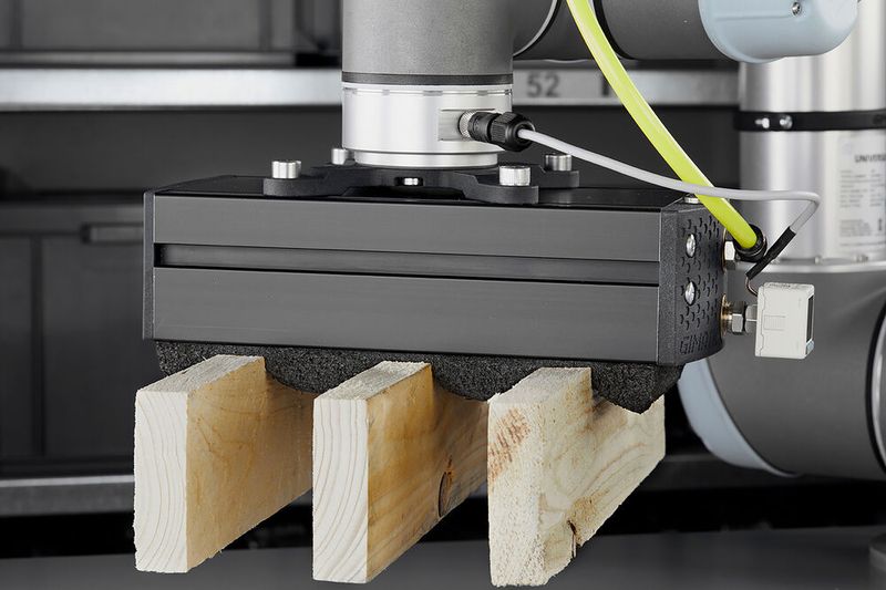... aber auch bei Holz können die FPS-120-Vakuumgreifer von Gimatic fest zupacken. (Bild: Gimatic)