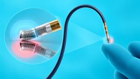 TactiFlex Duo kann über dieselbe Katheterspitze Pulsfeld- und Hochfrequenzenergie abgeben. Die Abbildung zeigt den Katheter, die vergrößerte distale Spitze und beide Energiepfade. (Bild: Abbott, Produktseite TactiFlex Duo; redaktionelle Montage/Visualisierung auf Grundlage der Herstellerabbildungen)