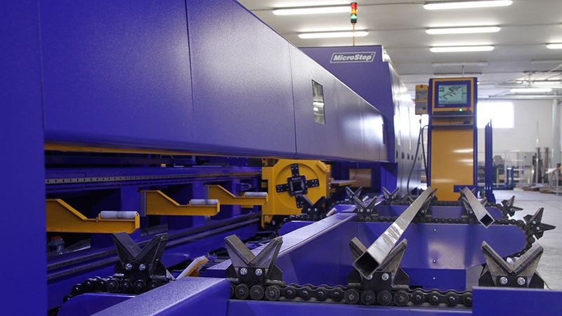 3D-Bearbeitung mit Faserlaserschneidanlage und automatischem Ladesystem für Rohre: Rohr- und Profilschneiden ist bei der neuen 3D-Faserlaserschneidanlage MSF Fiberlas durch eine Rohrschneidvorrichtung bis 12 m Länge und 500 mm Durchmesser möglich. Das Be- und Entladen funktioniert vollautomatisch. (Bild: Microstep)