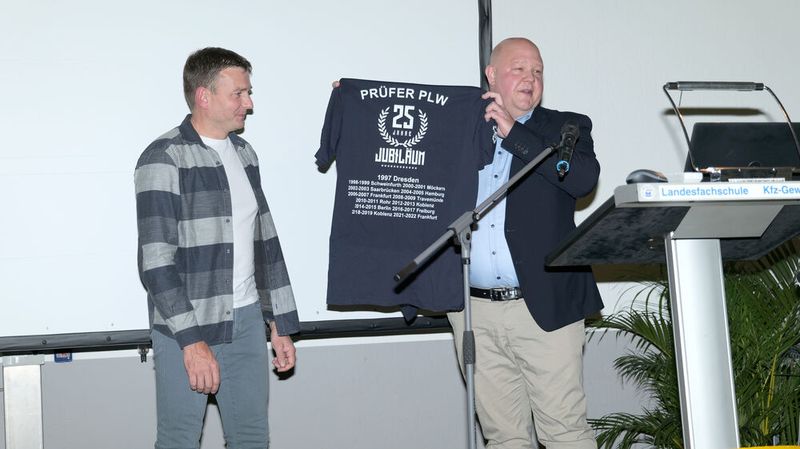 Auf der Abendveranstaltung ehrte der Experte Björn Bigga seinen Kollegen Lars Neukirchner für 25 Jahre Engagement im Prüferkreis des PLW der Kfz-Mechatroniker. (Bild: Schmidt – autoFACHMANN)