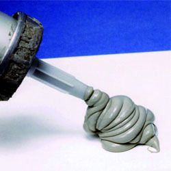 Silikone (1900)

Silikone, chemisch genauer Poly(organo)siloxane, ist eine Bezeichnung für eine Gruppe synthetischer Polymere, bei denen Siliciumatome über Sauerstoffatome verknüpft sind. Dabei können Molekülketten und/oder -netze auftreten. Die restlichen freien Valenzelektronen des Siliciums sind dabei durch Kohlenwasserstoffreste  (meist Methylgruppen) abgesättigt.
 (Archiv: Vogel Business Media)