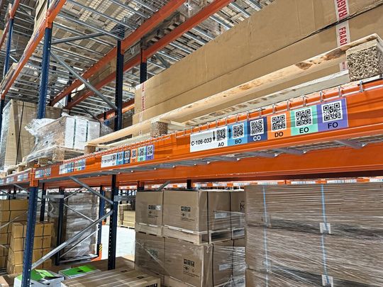 Auf den Stellplatzetiketten für die A-Ebenen der Palettenregale hat ONK bis zu sieben QR-Codes nebeneinander aufgedruckt und die verschiedenen Regalebenen farbcodiert. Auf diese Weise können die Mitarbeiter bei Ein- und Auslagerungen zusätzlich zum Warehouse-Management-System eine visuelle Sicherheitskontrolle durchführen.(Bild:  Yusen Logistics)