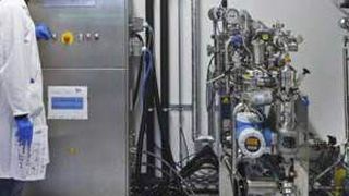 ZSW-Forscher mischt die Elektrodenpaste (Slurry) im Mischer. (Bild: ZSW)