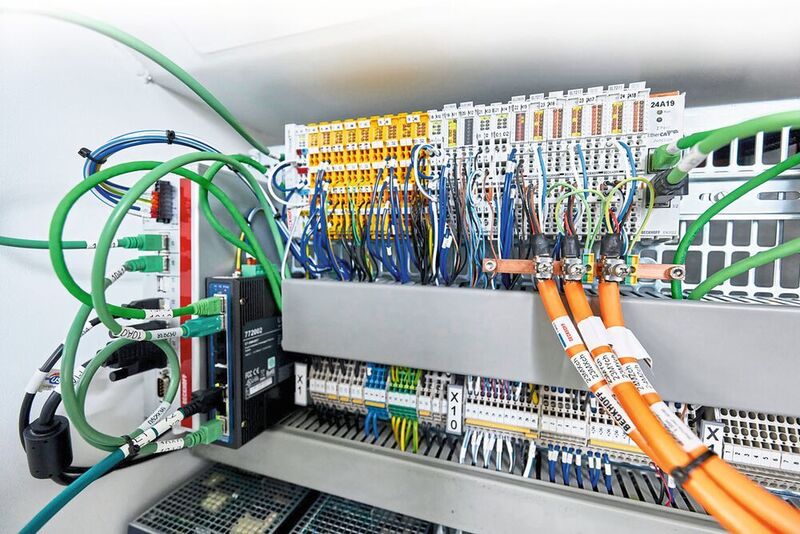 Automatisation tout-en-un compacte : l'IPC C6920 et le système modulaire EtherCAT I/O avec
technologies de sécurité et de transmission intégrées. (Beckhoff)