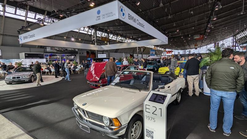 Einen tollen Stand stellten auch dieses Mal diverse BMW-Clubs (mit Werksunterstützung) auf die Beine. Hier feierte man unter anderem 50 Jahre BMW 3er. (Bild: Dominsky – VCG)
