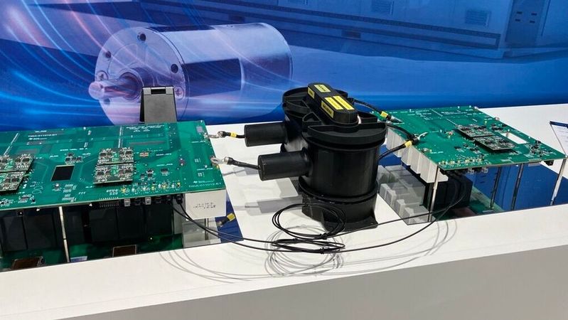 Die gezeigte Solid-State-Transformer-Lösung zielt auf Mittelspannungsarchitekturen für 800-VDC-Systeme. Durch modulare Verschaltung sollen höhere Spannungsebenen und Leistungen bis in den Megawattbereich adressierbar werden; relevant etwa für Rechenzentren, Speicherlösungen und Netzinfrastruktur.(Bild:  VCG)