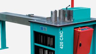 Die horizontale Biegemaschine mit Touchscreen-Steuerung von Stierli Bieger. (Bild: Stierli Bieger)