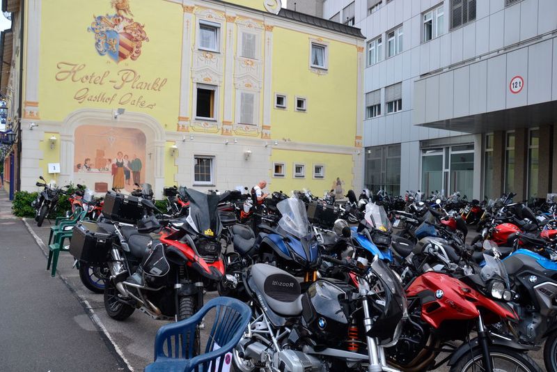 Obwohl dasselbe Ziel in die Navis eingegeben war, waren die Routen nicht identisch. Wir sind dennoch alle wie geplant am Hotel Plankl in Altötting angekommen. (Bild: Michel/»kfz-betrieb«)