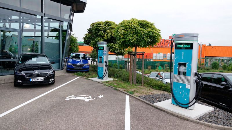 Elektromobilität spielt auch im Service für die Marken der Volkswagen-Gruppe eine wichtige Rolle. Ladesäulen gehören dazu. (Bild: Rosenow/»kfz-betrieb«)