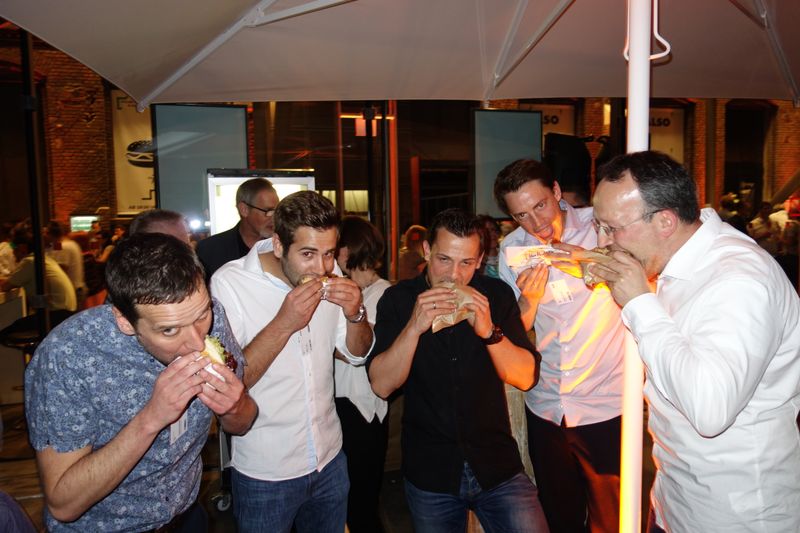 Erst stärken und dann steil gehen! André ter Schüren, Microsoft, mit den VfL Bochum Jungs. (Bild: IT-BUSINESS)