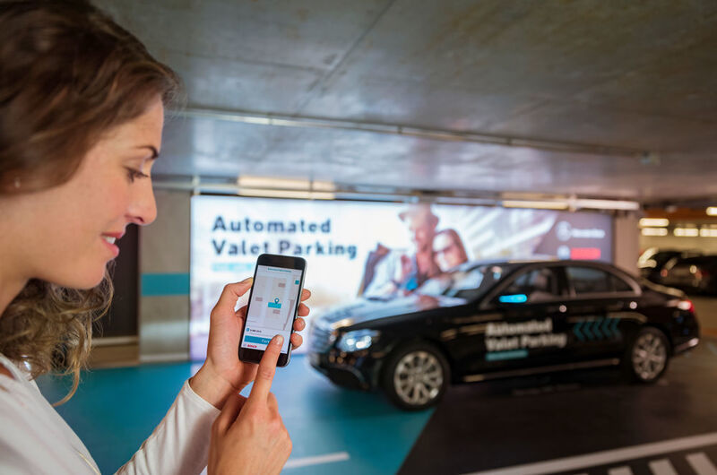 Per Smartphone-Befehl fahren Autos fahrerlos in einen zugewiesenen Stellplatz, ohne dass der Fahrer das Manöver noch überwachen muss. (Daimler AG)