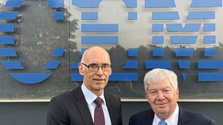 Vor dem CEM Werk in Kamp-Lintfort am Niederrhein stellen sich Dr. Steffen Huettner (links, CEO  Intavis) und Dr. Michael Collins (rechts, CEO CEM) nach der Unterschrift zum Foto. (CEM)