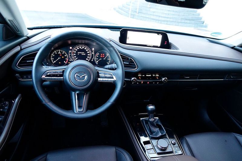 Die wichtigsten Infos bezieht der Fahrer über klassische Rundinstrumente. Das Navi wird per Dreh-Drück-Steller bedient. (Bild: Rosenow/»kfz-betrieb«)