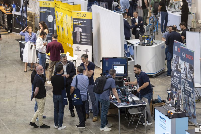 Zahlreiche Besucher nutzen den fachlichen Austausch auf der Schraubtec in Barcelona. (Bild: Xavier Vila)