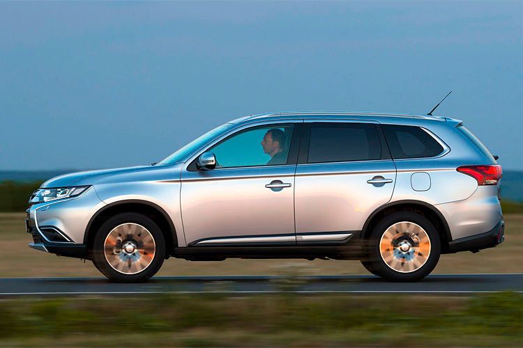 Das Facelift-Modell soll außerdem ans Netz gehen: Ab dem Jahr 2016 gibt es ein Komplettpaket mit bidirektionaler Ladestation, mit der die Outlander-Batterie zum mobilen Pufferspeicher wird, die sich mit der häuslichen Photovoltaikanlage speisen lässt. (Foto: Mitsubishi)