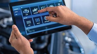 Die Vorteile der Vernetzung müssen demnächst vielen Gebrauchtwagenkäufern nahegebracht werden. (Bild: Gorodenkoff Productions OU)