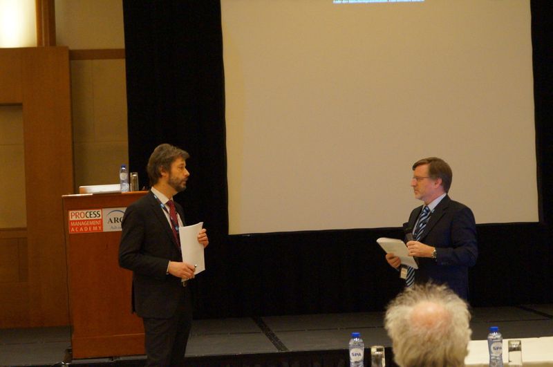Dr. Valentijn de Leeuw in discussion with David Humphrey, Director of Research at ARC Advisory. (Bild: PROCESS Worldwide)